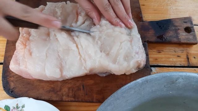 Речной сом на мангале. Разделка и готовка крупного сома. смотреть онлайн