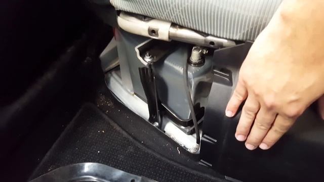 Toyota Aqua/Prius C 12 Volt Battery Location in URDU. смотреть онлайн