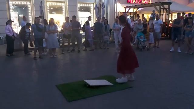 Толпа пробует поднять бутылку удочкой