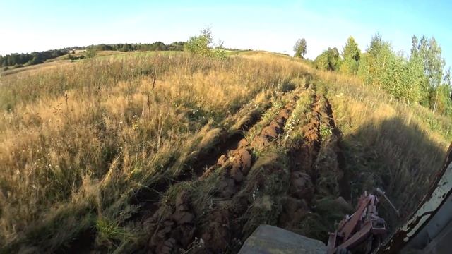 Самодельный трактор. Пашем поле по бурьяну! смотреть онлайн