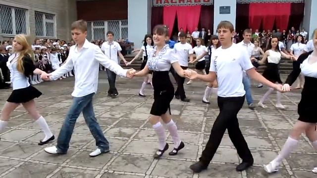 вальс 9 классников на последнем звонке в школе №4.mp4 смотреть онлайн
