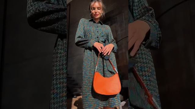 Платье гусиная лапка?отрезное по талии, с застёжкой на пуговицы, уютные кармашки #женскаяодежда смотреть онлайн