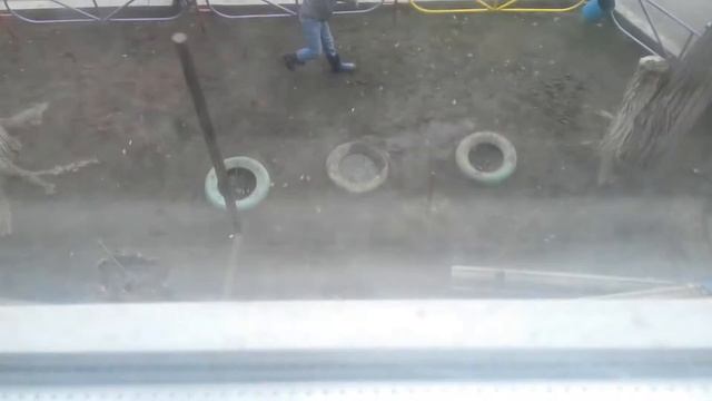 Хулиганы кидают грязь в окно