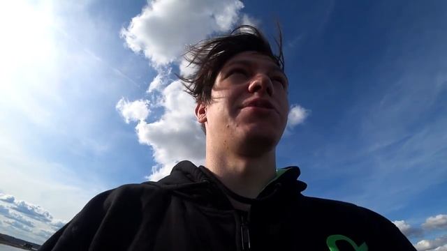 УЧУ МЛАДШЕГО БРАТА ПЛАВАТЬ НА ЛОДКЕ смотреть онлайн