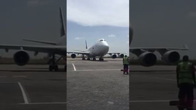 TF-AMU Taxiing into Jomo Kenyatta International Airport in Nairobi, NBO - Network Aviation Group смотреть онлайн