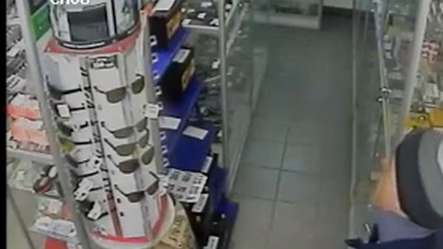 кража АКБ под камерами. г.долгопрудный магазин автозапчастей TYTZAP смотреть онлайн