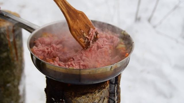 Готовим в лесу. Болоньезе на костре. Bolognese pasta смотреть онлайн