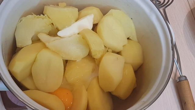 ЗАПЕКАНКА ИЗ ПЮРЕ С ФАРШЕМ ПОД СЫРОМ/МОЙ МИР смотреть онлайн