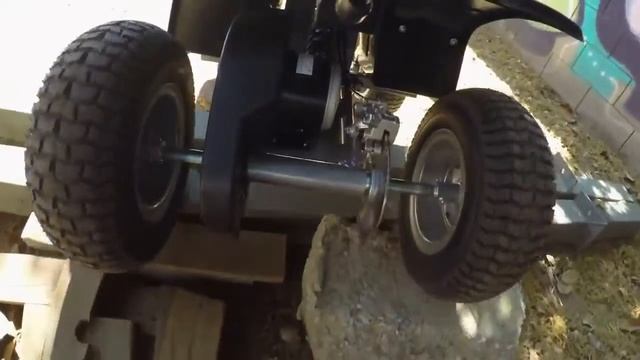 На электроквадроцикле Razor Dirt Quad по бездорожью! Испытай Razor. смотреть онлайн