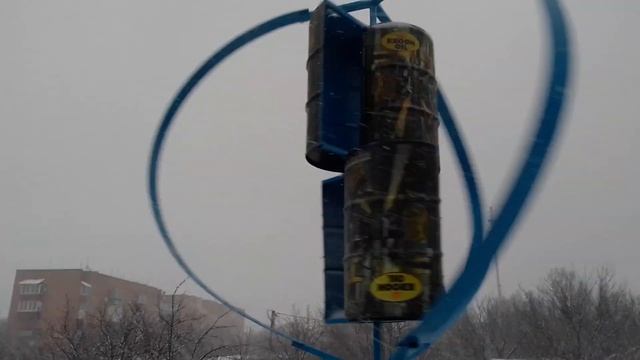 Вертикальный ветрогенератор из бочек! Ветер 5-6 метров в секунду! смотреть онлайн