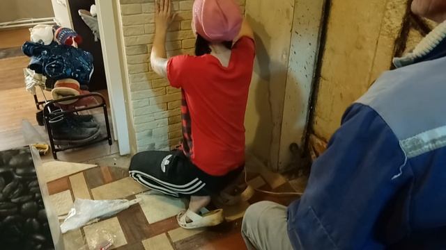 ОТДЕЛОЧНИКИ ОБОРЗЕЛИ,КЛЕИМ КИРПИЧИ САМИ, смотреть онлайн