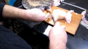 Как снять шкуру с сома how to skin a catfish СОМ разделка, чистить сома , снять кожу с сома