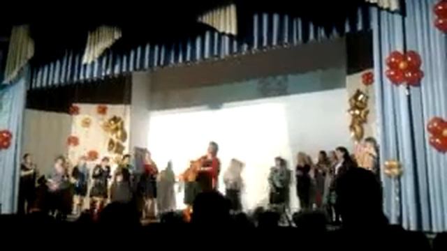 Танец учителей под "I like to move it, move it!" смотреть онлайн