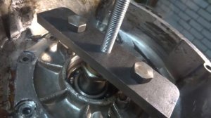 Снятие крышки коленвала с двигателя мотоцикла Урал.