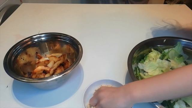 Салат с индейкой, яблоком и бальзамическим соусом. Сытно и оооооооочень вкусно! смотреть онлайн