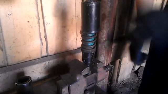 Как легко и быстро рассухарить и засухарить задний амортизатор мотоцикла Урал смотреть онлайн