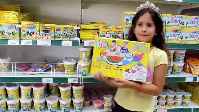 Tentando convencer a mamãe a comprar o melhor material escolar смотреть онлайн