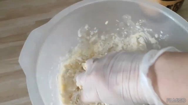 Супруга приготовили на обед жаркое в горшочке из теста.