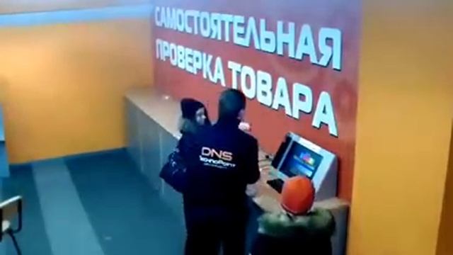 Фен извергающий пламя вместо теплого воздуха.Hairdryer Spewing Flames Instead Of Warm Air. Горит.