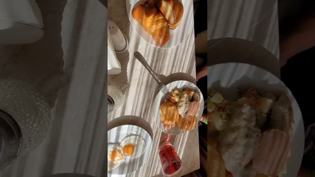 Анапа, Кристалл уют, пансионат,  кафе, столовая,  еда   завтрак на столе