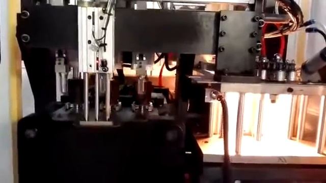 Полуавтоматический станок для выдува ПЭТ бутылок с автоматической подачей преформы смотреть онлайн