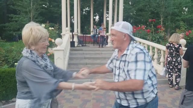 Харьков,танцы в парке, Изумительная мелодия. смотреть онлайн