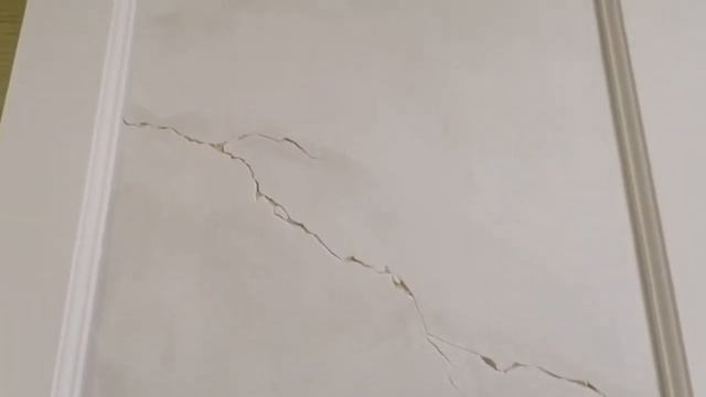 Имитация мрамора с прожилками из венецианской штукатурки Feidal