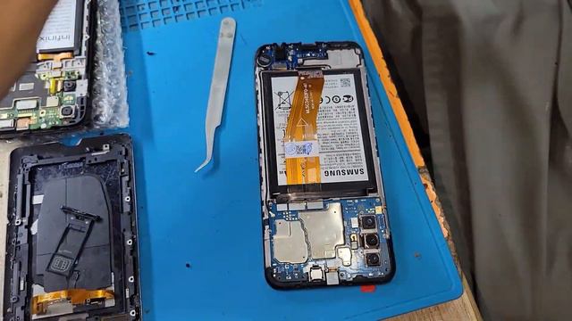 Замена экрана Repairing The Screen Of A New Samsung Galaxy Model Phone - Rebuild broken phone смотреть онлайн