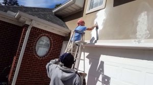 США. Ремонт шпаклевки короед на стене. (не инструкция) Сергей и Дарел на работе.