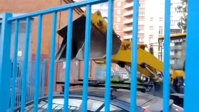 Двойняшки Андрюша и Лиза смотрят как работает погрузчик.Июль2017 смотреть онлайн