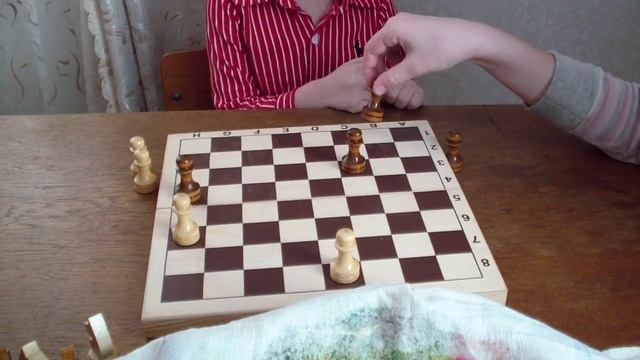 Забавная игра при помощи шахматной доски и кубика! смотреть онлайн