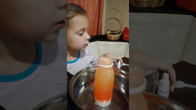 Аля проводит химические опыты))) смотреть онлайн