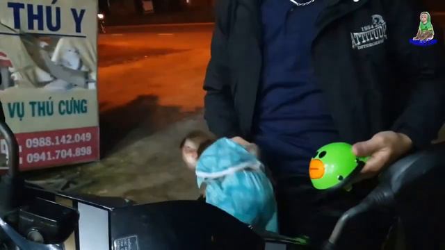 Dad went to buy a helmet for Sam boy смотреть онлайн