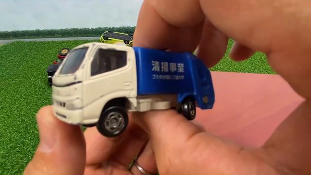Tomica Garbage Truck Working Car Minicars are full of white trucks смотреть онлайн