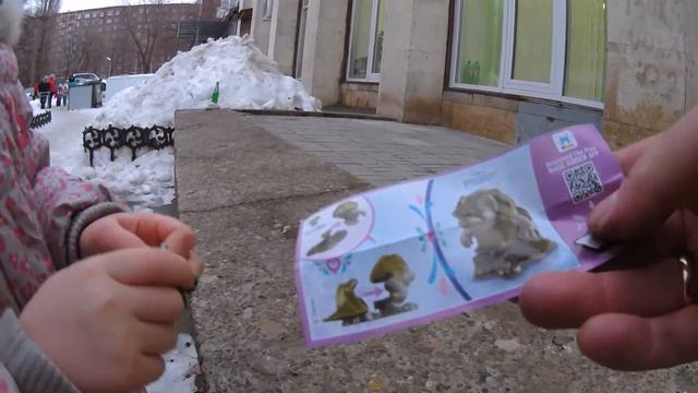 Распаковываем Киндер возле магазина Пятерочка в Стране Лошадей смотреть онлайн