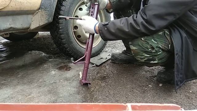 Чем поднять машину за колесо смотреть онлайн