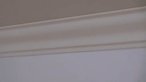 Как приклеить плинтус багет к натяжному потолку