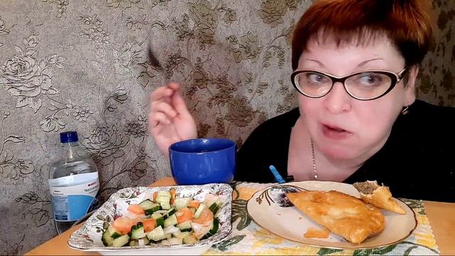 а на пожрать чебуреки и салат/готовить сил нет😔/Мукбанг/вечерний обжор смотреть онлайн