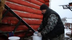 Старинная незамерзающая поилка для кур несушек.