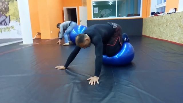 Подводящие упражнения для ударки коленями на мяче. Делай как Бату Хасиков смотреть онлайн