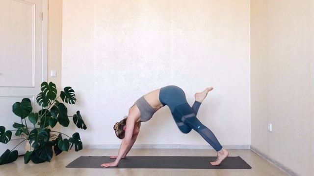 ВИНЬЯСА С НУЛЯ _ йога в потоке для продолжающих.mp4