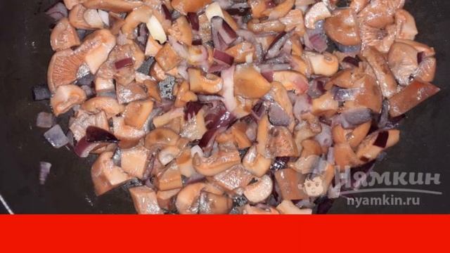 Dumplings baked with mushrooms in a pot смотреть онлайн