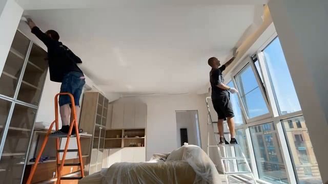 Ускоренная натяжка потолка Clipso в гостиной комнате. Таймлапс смотреть онлайн