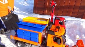 Машинки Bruder Бензовоз и Грузовик застряли Снегоуборочная машина едет на помощь Алекс и машинки