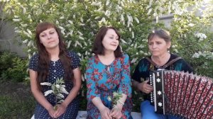 Под окном черемуха колышется...