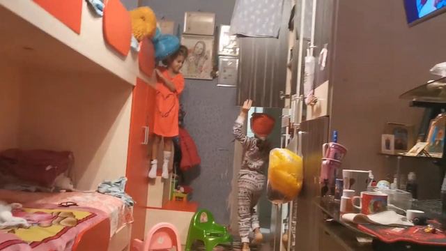 Делаем уроки / Алисия чихает /Doing Homework / Alicia sneezes смотреть онлайн