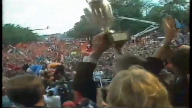 Nederland Voetballand - Johan Derksen Wilfred Genee en Bennie Jolink (oranje EK single) смотреть онлайн