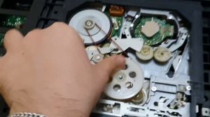 Как вытащить кассету из видика?