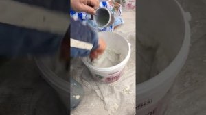 Нанесение соли в соляной пещере