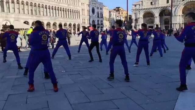 Флешмоб кикбоксинг СК ВИТЯЗЬ .Сердце ВЕНЕЦИИ Площадь Святого Марка смотреть онлайн